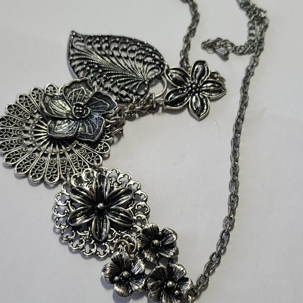 Premiere Designs necklace, silver tone